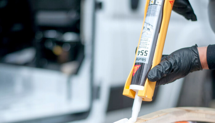 Eintägiger Klebe-Kurs für Werkstattmitarbeiter.